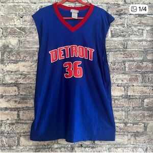 NBA Detroit Pistons Blue and Red  Vintage Wallace Jersey in excellent condition